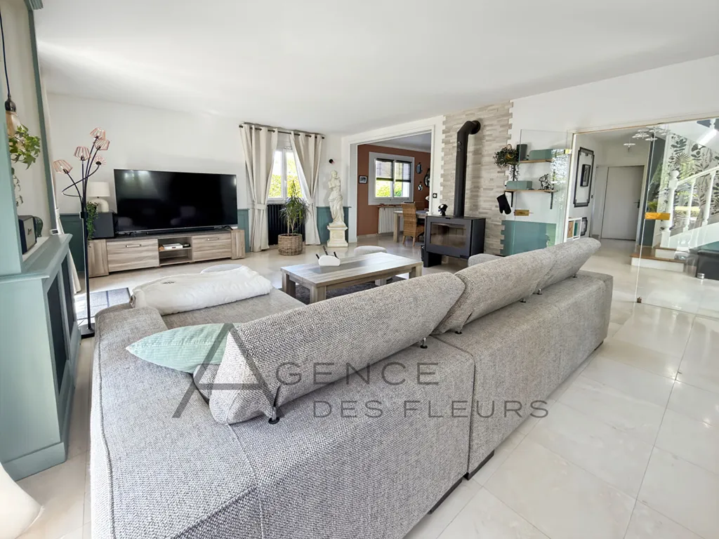 A vendre maison de 185 m² édifiée sur un terrain de 3249 m² située dans la commune ST PIERRE DES FLEURS 27370