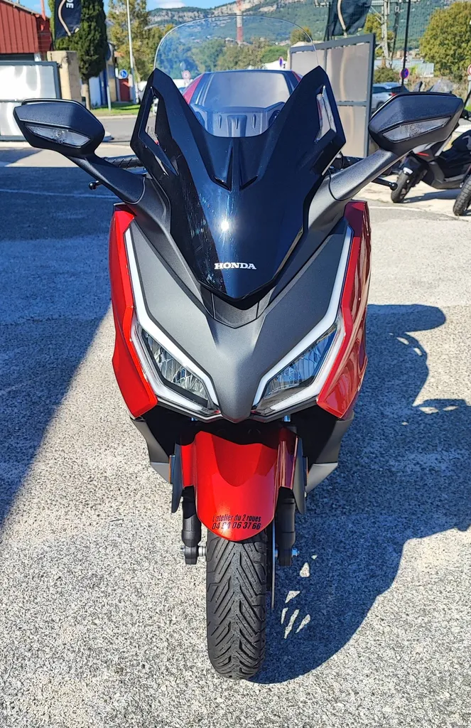 HONDA FORZA 350 TOP BOX DU 03/2023 AVEC 1000 KM.
