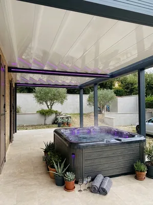Pergola rétractable isolée pour abri spa jacuzzi à Saint-Tropez