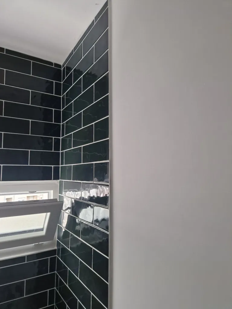Travaux de rénovation de salle de bain à Lyon (Rhône – 69) avec pose de carrelage, finitions soignées et remplacement de la fenêtre pour améliorer le confort et l’isolation