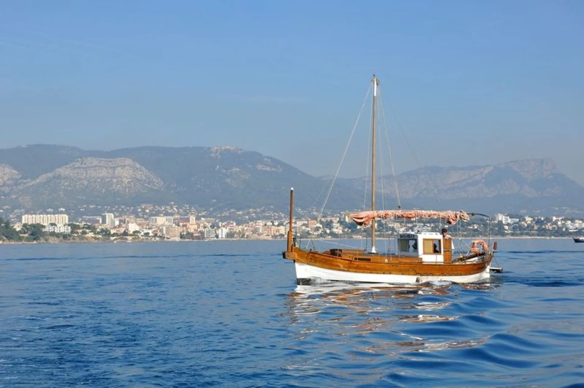 Stage de perfectionnement à la navigation à Toulon avec manœuvres d’accostage, amarrage et mouillage encadré par un formateur agréé BMJ