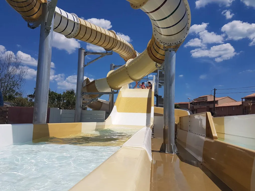 Camping location et toboggan proche de la mer à Vias plage