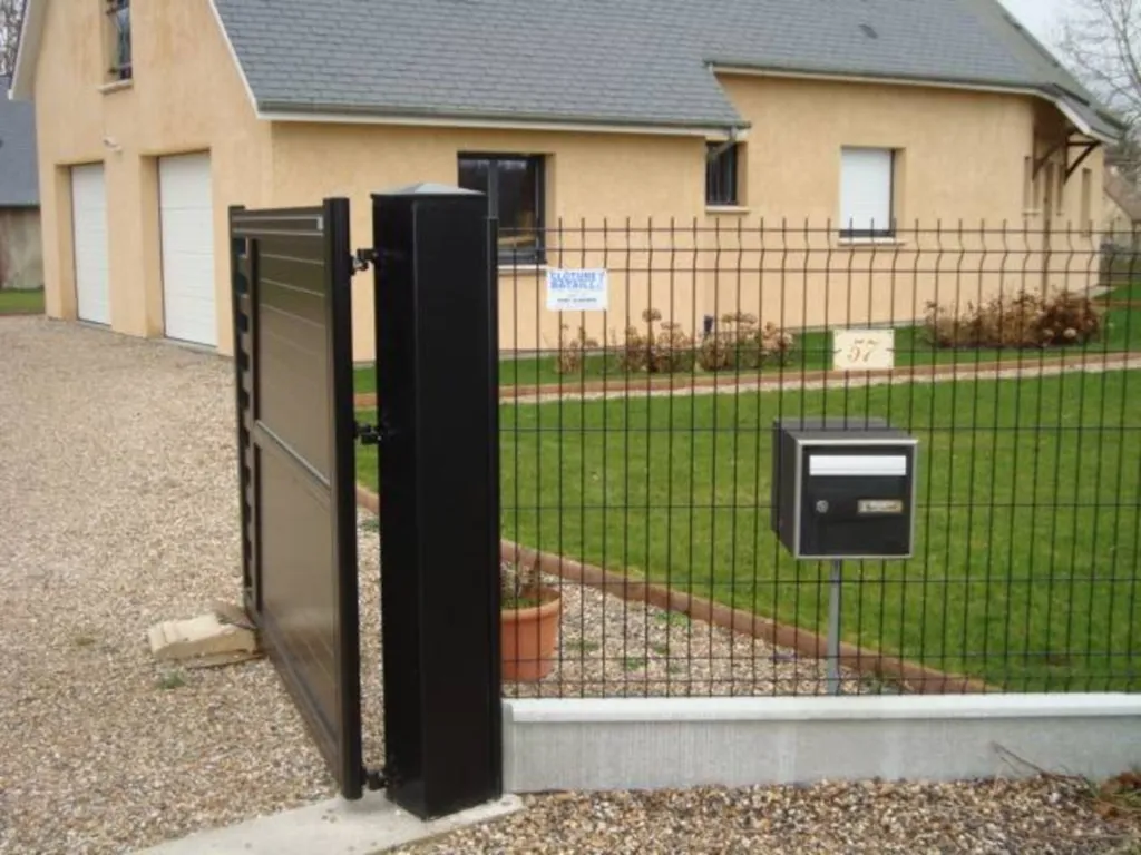 installation d'un poteau métallique pour portail dans l'Eure 27