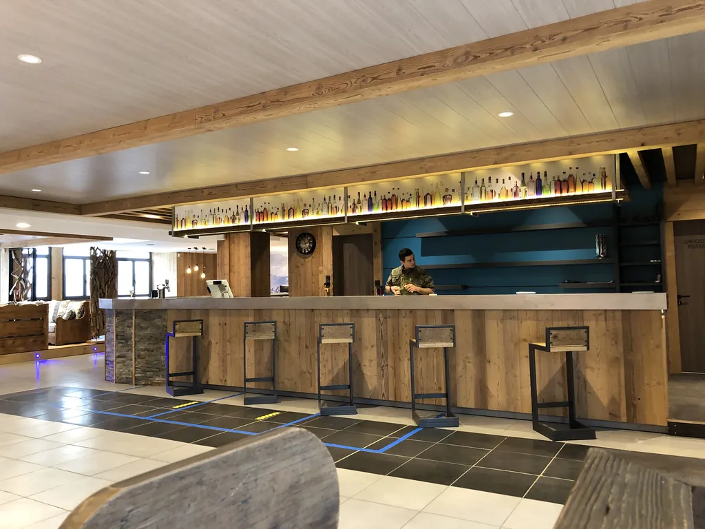 Création et installation de la casquette décorative et signalétique du bar de la caserne de Varces près de Grenoble pour valoriser l’espace d’accueil