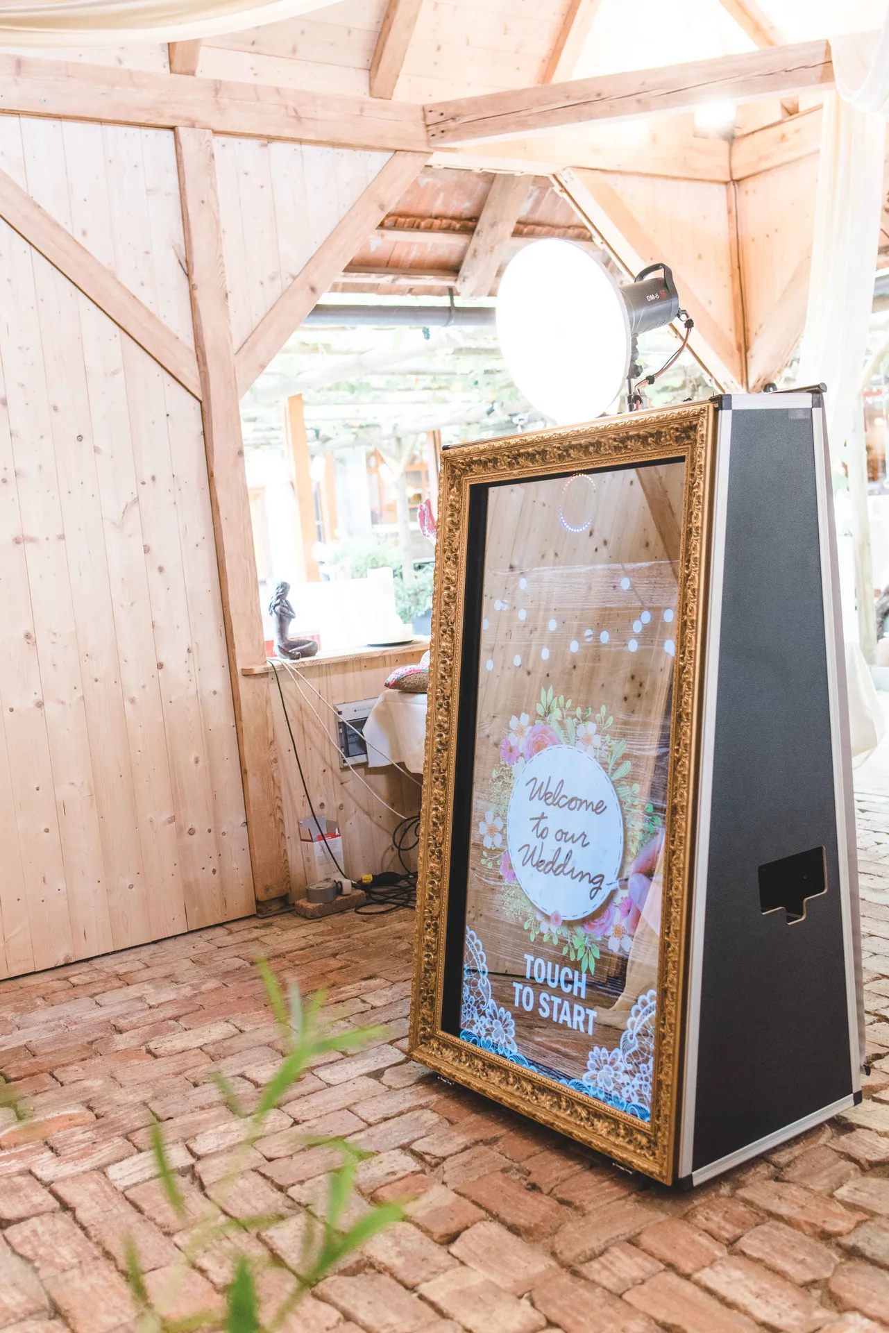 Réservez votre Miroir Photobooth interactif pour mariage champêtre dans notre domaine situé dans le Luberon, Provence