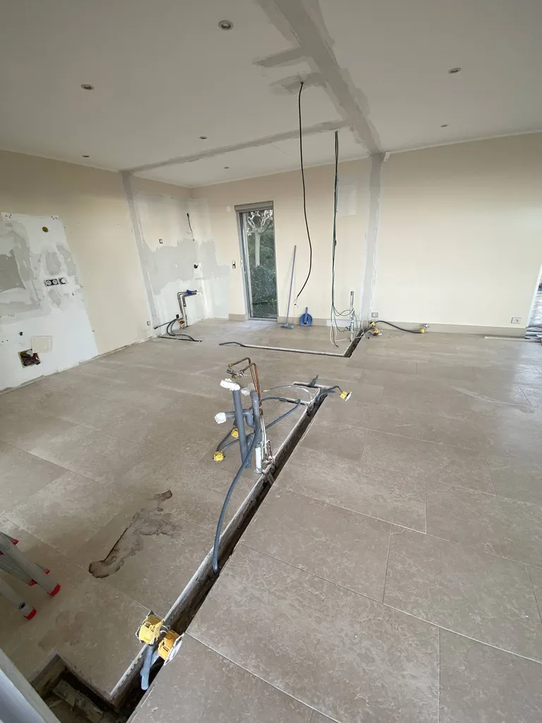 Plaquiste pour ouverture de mur de cuisine sur salon avec plafond décoratif à Bandol Var