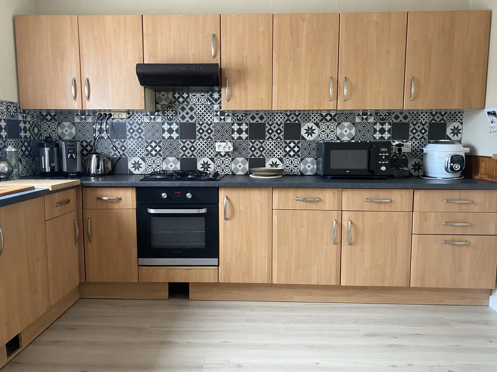 Relooking d'une cuisine sans travaux avec revêtement adhésif thermoformable effet gris uni, à Erstein proche de Geispolsheim