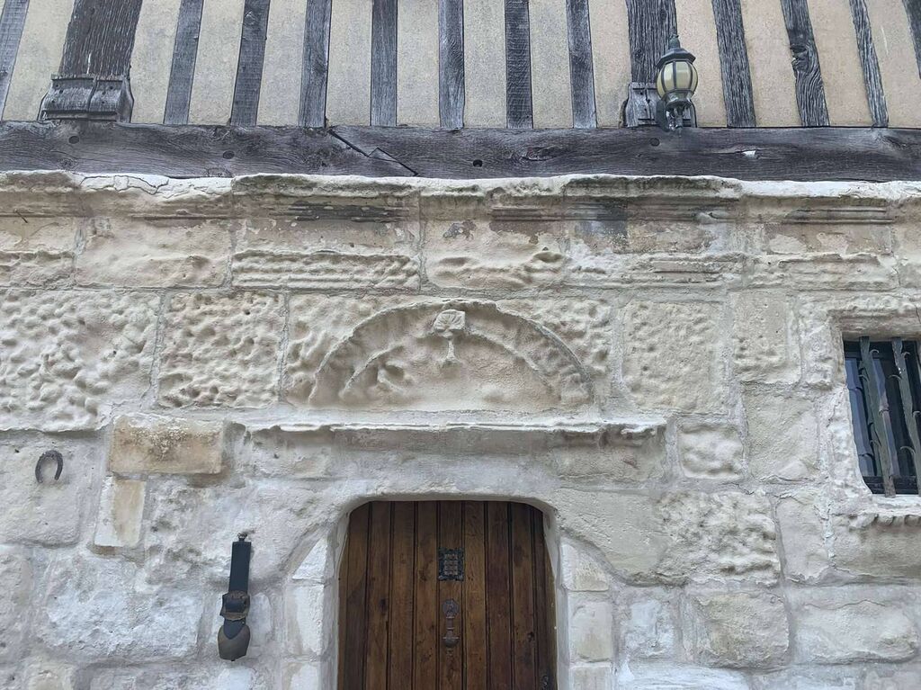 DANS  LA VALLEE DE LA RISLE (EURE) MANOIR NORMAND EN PIERRES ET COLOMBAGES