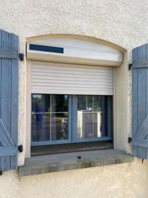 Pose de volets roulants 1,2 x 1,2m en aluminium LAKAL beige avec motorisation solaire SOMFY à Riom dans le Puy-de-Dôme