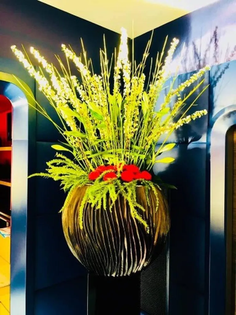 Décoration florale et entretien des bouquets de fleurs d'une boutique de vêtements haut de gamme à Lyon