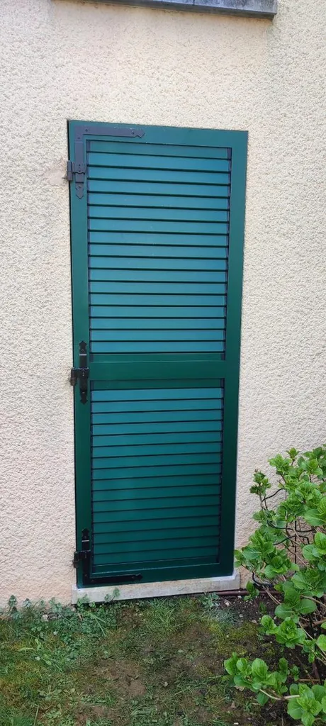 Installation de volets battants en aluminium persiennés orientables sur mesure, haute durabilité, finition vert RAL 6005 à Dijon