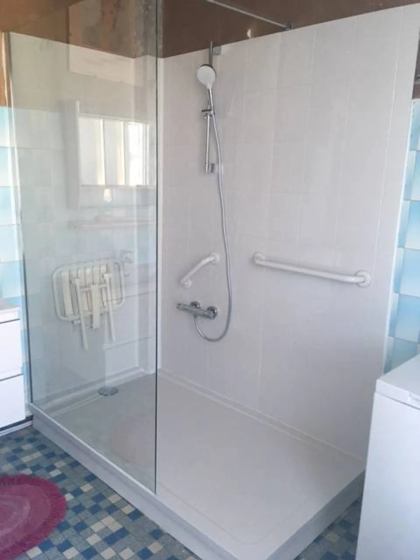 Remplacement d'une baignoire par douche sécurisée pour sénior à Six Fours, Var (83)