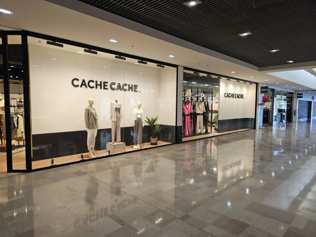 Création de vitrine de magasin à Avignon pour le magasin Cache Cache