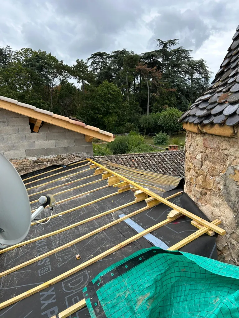 Travaux de toiture avec installation d’un écran sous toiture pour améliorer l’isolation