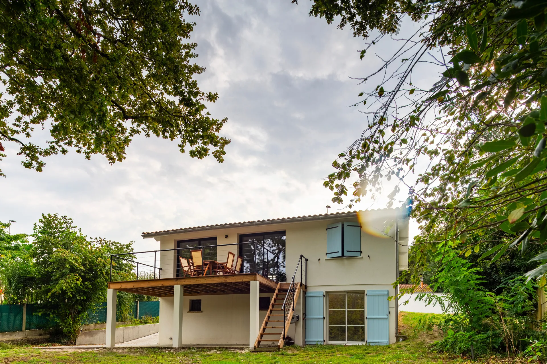 Façade de maison repensée par AKIKO ARCHITECTURE à Cestas, mise en valeur dans un projet de rénovation des volumes et des circulations, avec un travail précis sur les ouvertures et l’intégration paysagère