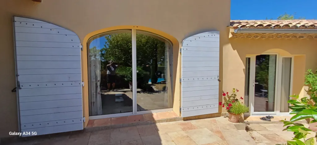 Rénovation de volets battants en pin sylvestre avec finition acrylique blanche ZOLPAN sur mesure à Aix-en-Provence