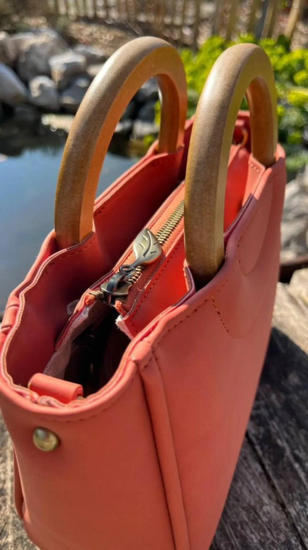 Sac Woomen vegan poignées bois disponible chez Evasion à Eu