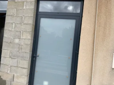 Installation d’une porte d’entrée aluminium vitrée avec imposte fixe à Aucamville
