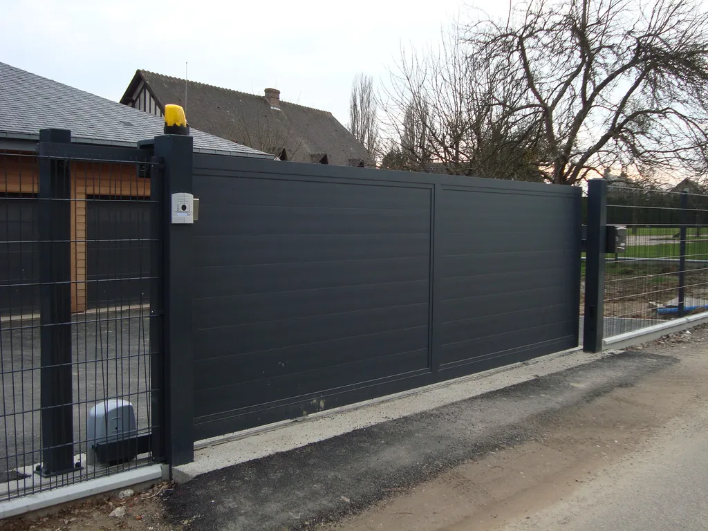 Installation de Portail automatisé coulissant en aluminium, Fermetures motorisées et Aménagements extérieurs à Yvetot en Seine-Maritime 76 et ses Alentours