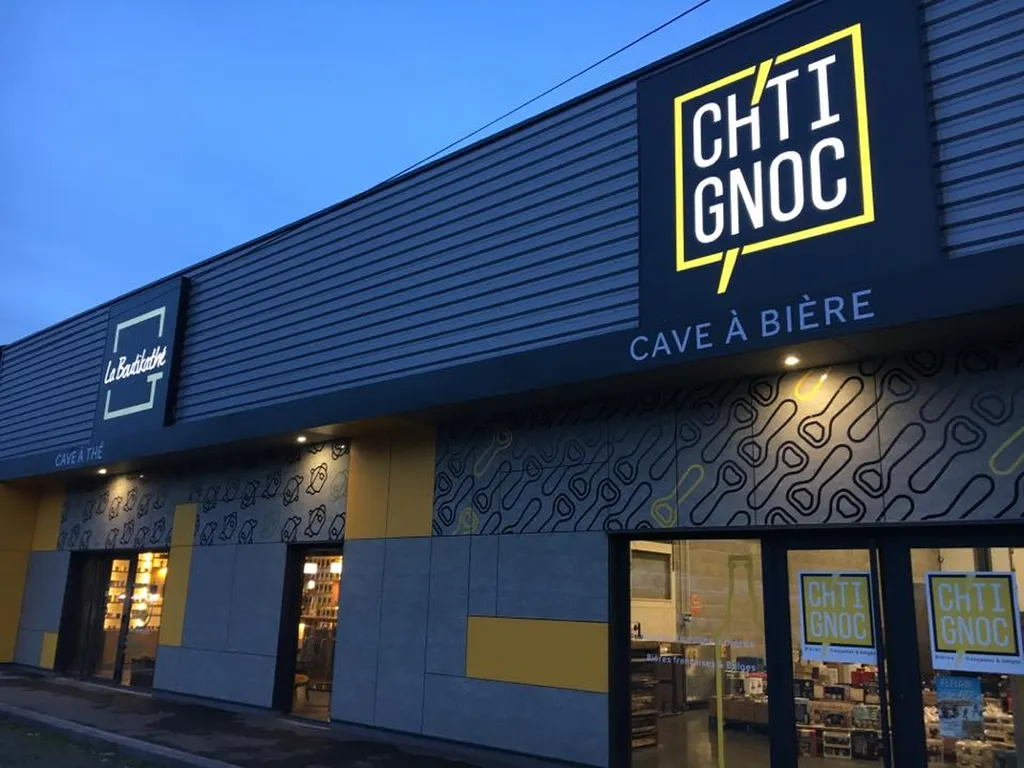 Réalisation et pose d'un caisson lumineux grand format avec toile tendue sur châssis avec éclairage leds internes pour la cave à bières Chti Gnoc à Anse près de Villefranche-sur-Saône