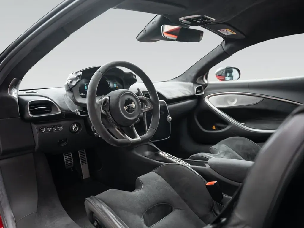 McLaren Artura poste de conduite Bordeaux