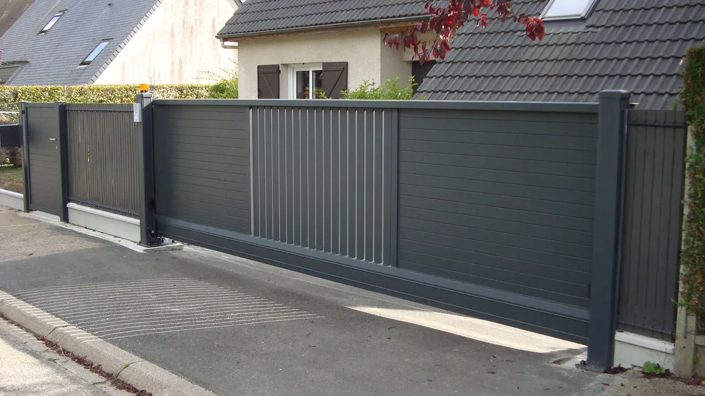 Installation de Portail Coulissant Autoportant Motorisé Design, Modèle Aluminium Sur-Mesure à Beuzeville dans l'Eure 27 et Pont-Audemer