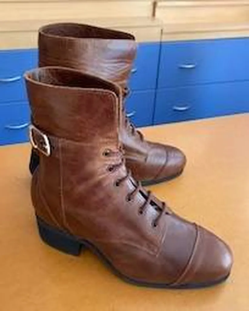 chaussures orthopédiques femme pour déficit des muscles releveurs du pied