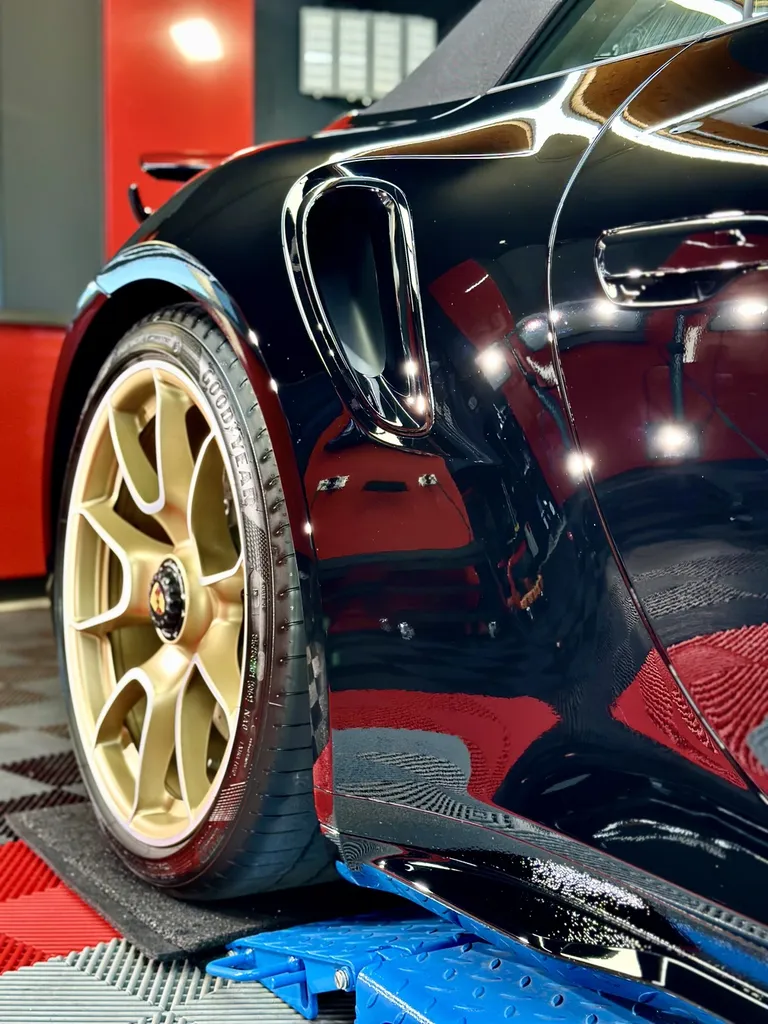 protection PPF automobile Lyon traitement céramique carosserie Porsche 992 Turbo S cabriolet 