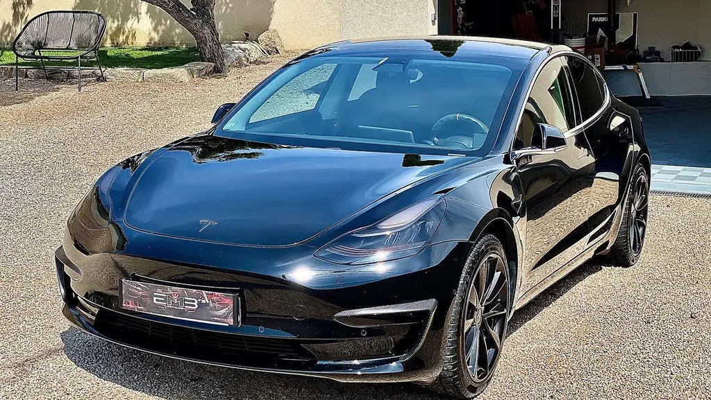 Rénovation et protection de carrosserie Tesla modèle 3 noir à Lyon