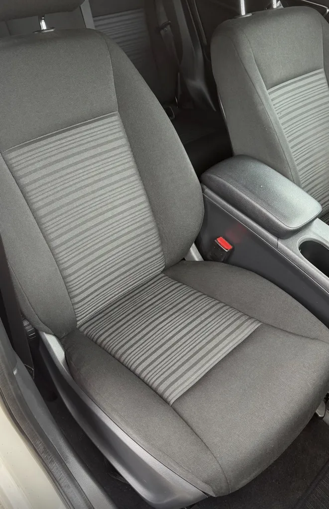 Nettoyage et traitement du cuir des sièges d'une Renault Scénic pour restauration avant la vente de la voiture à Cruseilles en Haute-Savoie