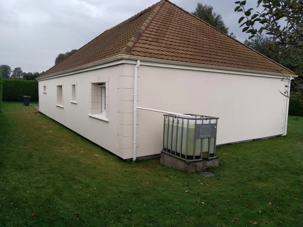 pose d'un ravalement en enduit projeté sur une maison proche Le Havre 76
