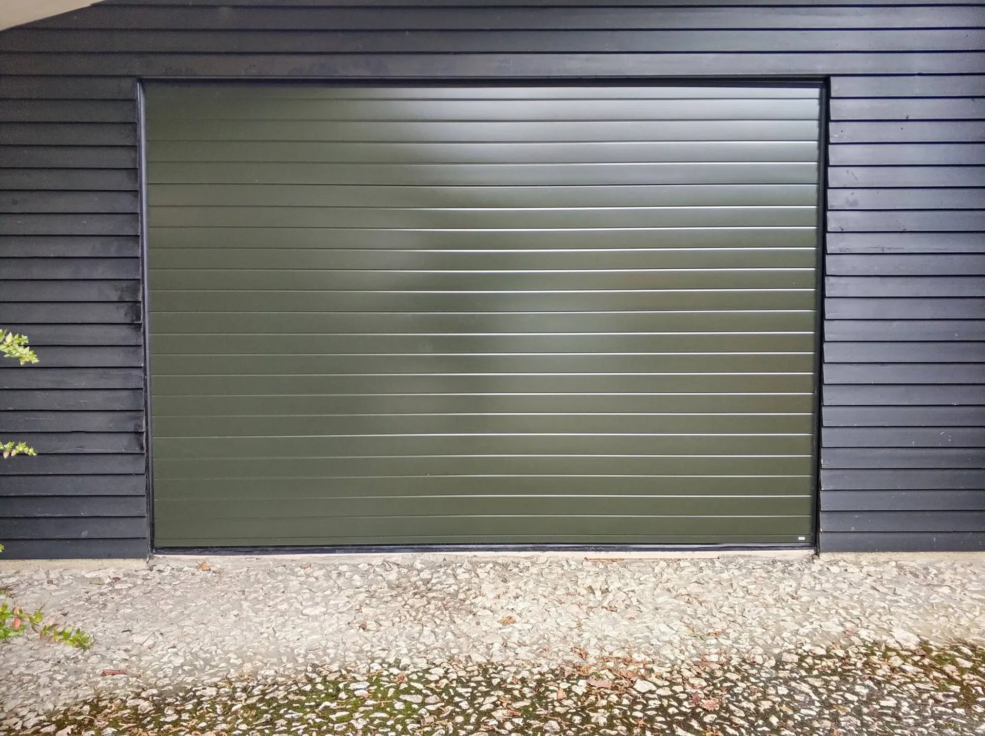 Installation d'une porte de garage sectionnelle motorisée