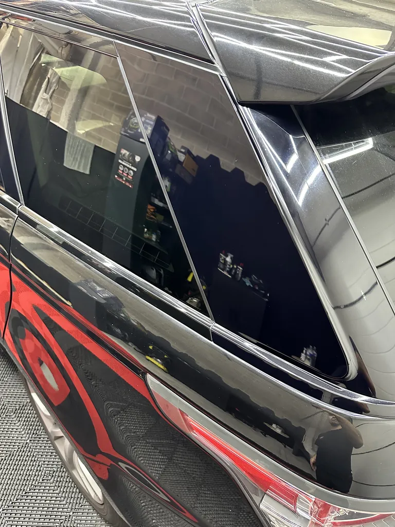 Rénovation et correction des montants piano black ternis sur Range Rover HSE proche Marne-la-Vallée en Seine-et-Marne