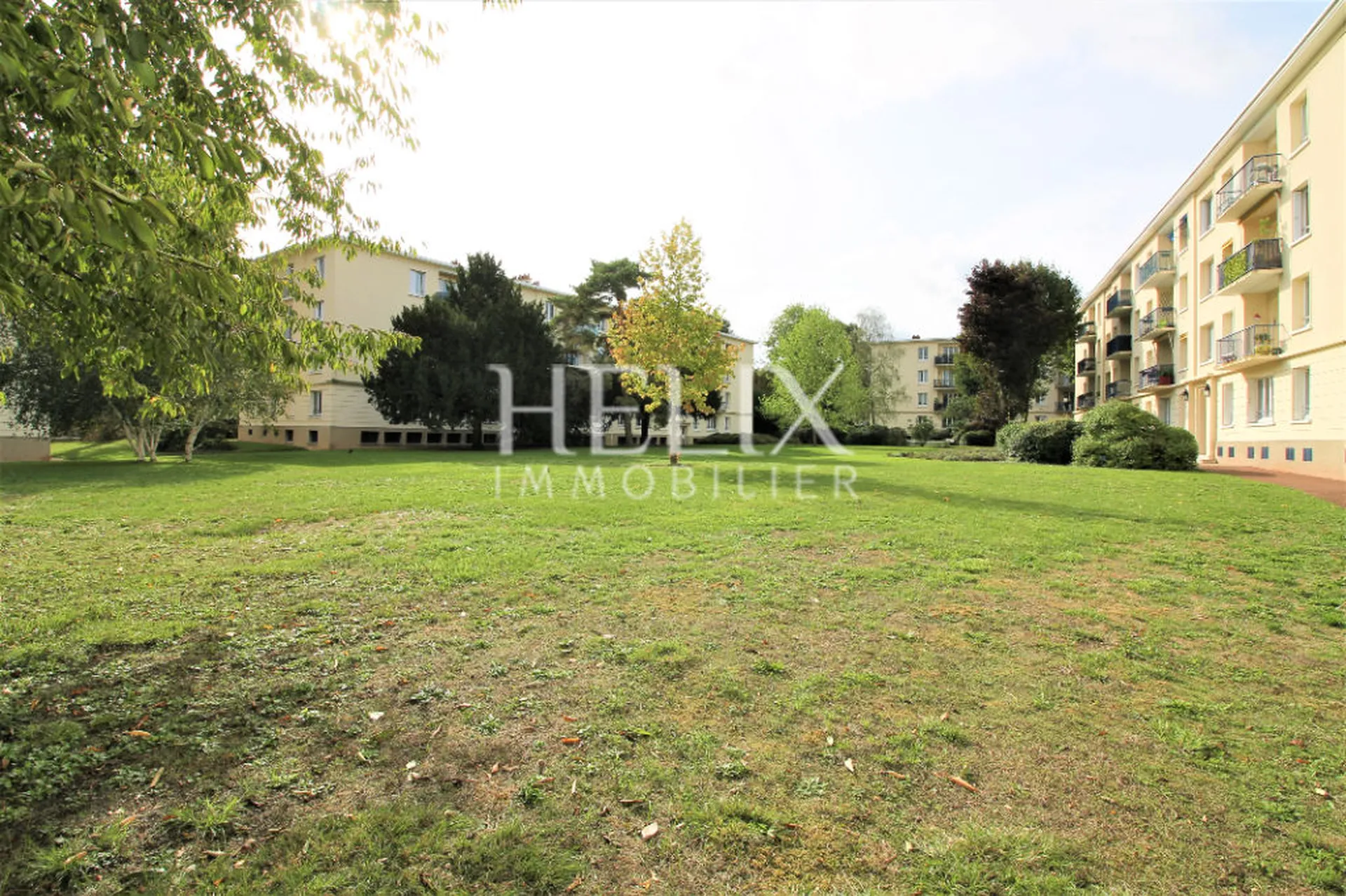 Vous voulez vivre dans le quartier forêt de Saint Germain en  Laye, nous vous proposons un appartement dans la résidence du Parc de Noailles avec une place de parking