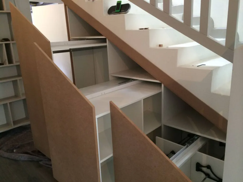 Création de tiroirs en bois sous un escalier à Pessac en Gironde