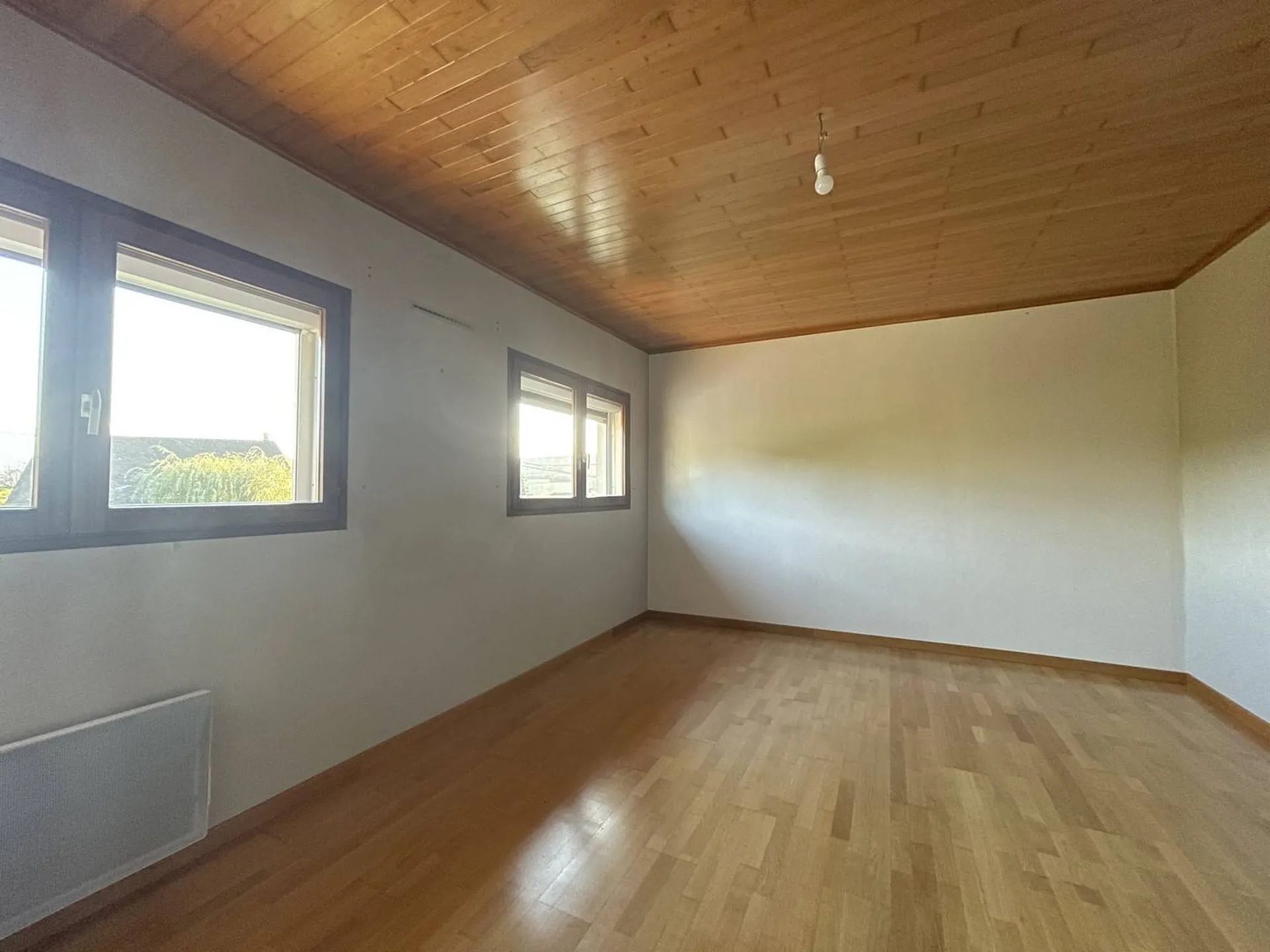 SOUS OFFRE Maison traditionnelle de 160,60 m² avec dépendance de 45m², sur son son terrain de 2 970 m², à proximité des commerces de Saint Nicolas d'Aliermont, Seine Maritime, 76