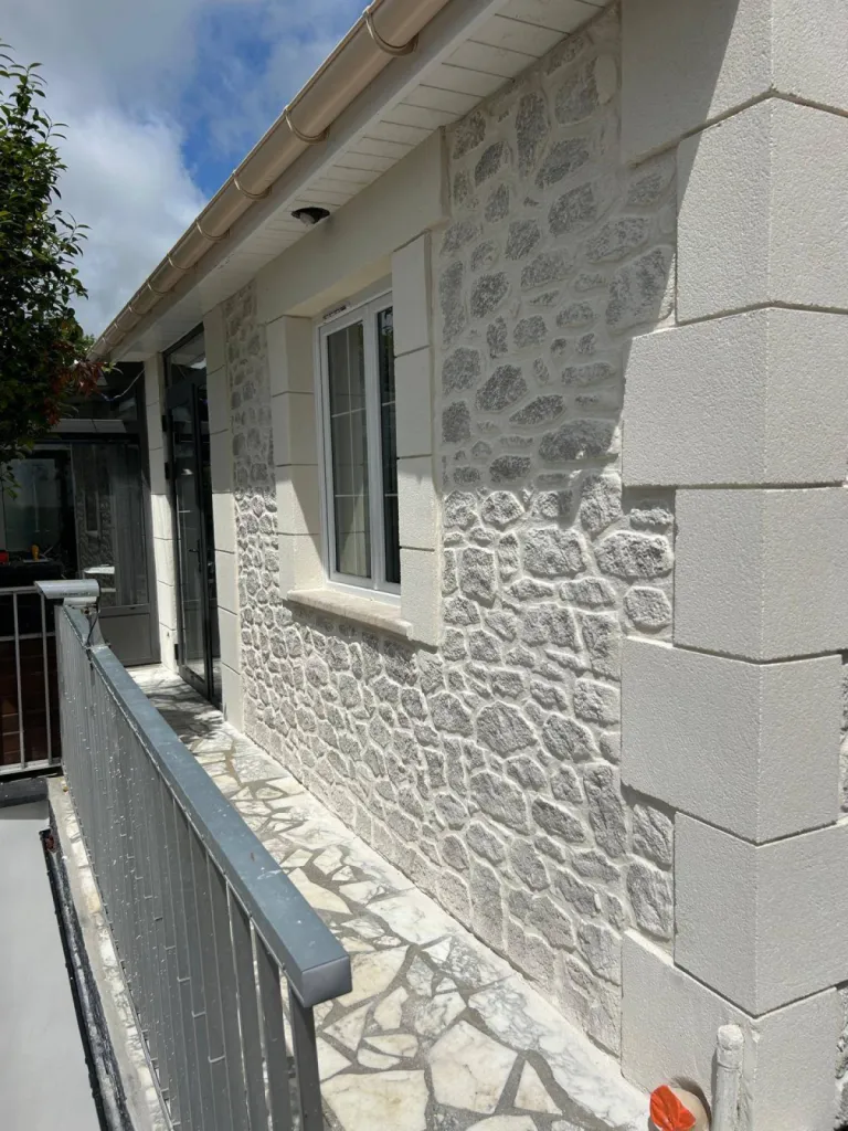 Le ravalement aspect pierre à la chaux aérienne pour les amateurs d'authenticité ou dans le cadre d'une obligation de conserver l'aspect d'origine pour les zones classées bâtiment de France