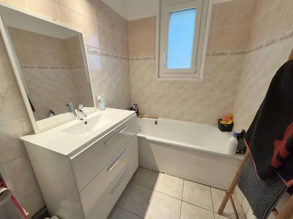 A vendre sur la commune de ST PIERRE LES ELBEUF 76320 maison de 103  m² édifiée sur un terrain de 518 m²