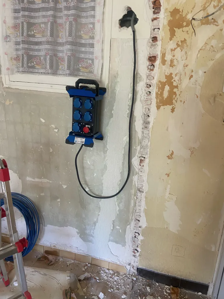 Installation de coffrets de chantier provisoires à Eygalières pour sécuriser vos travaux de rénovation et garantir une alimentation électrique conforme aux normes.