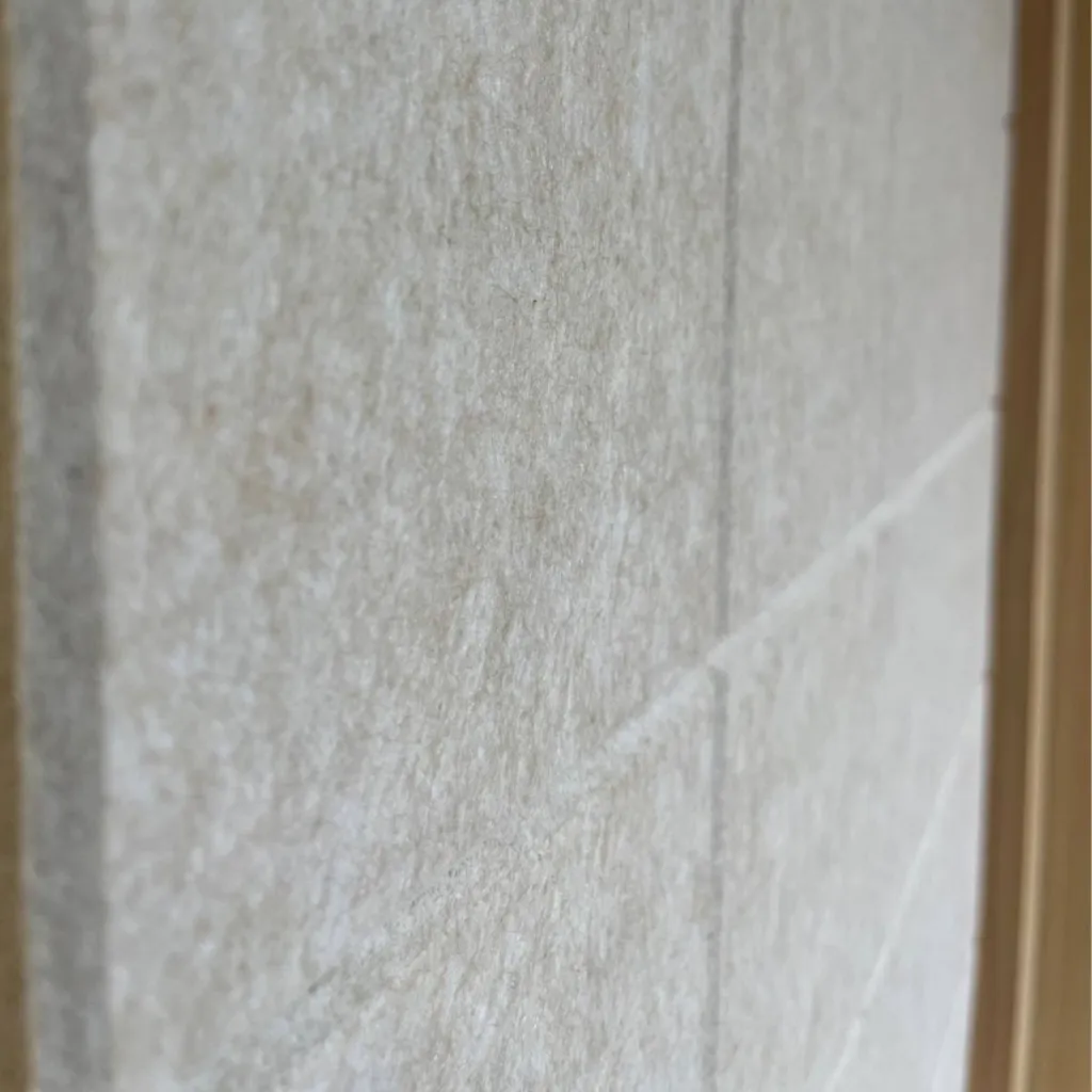 Panneau acoustique installé sur un mur