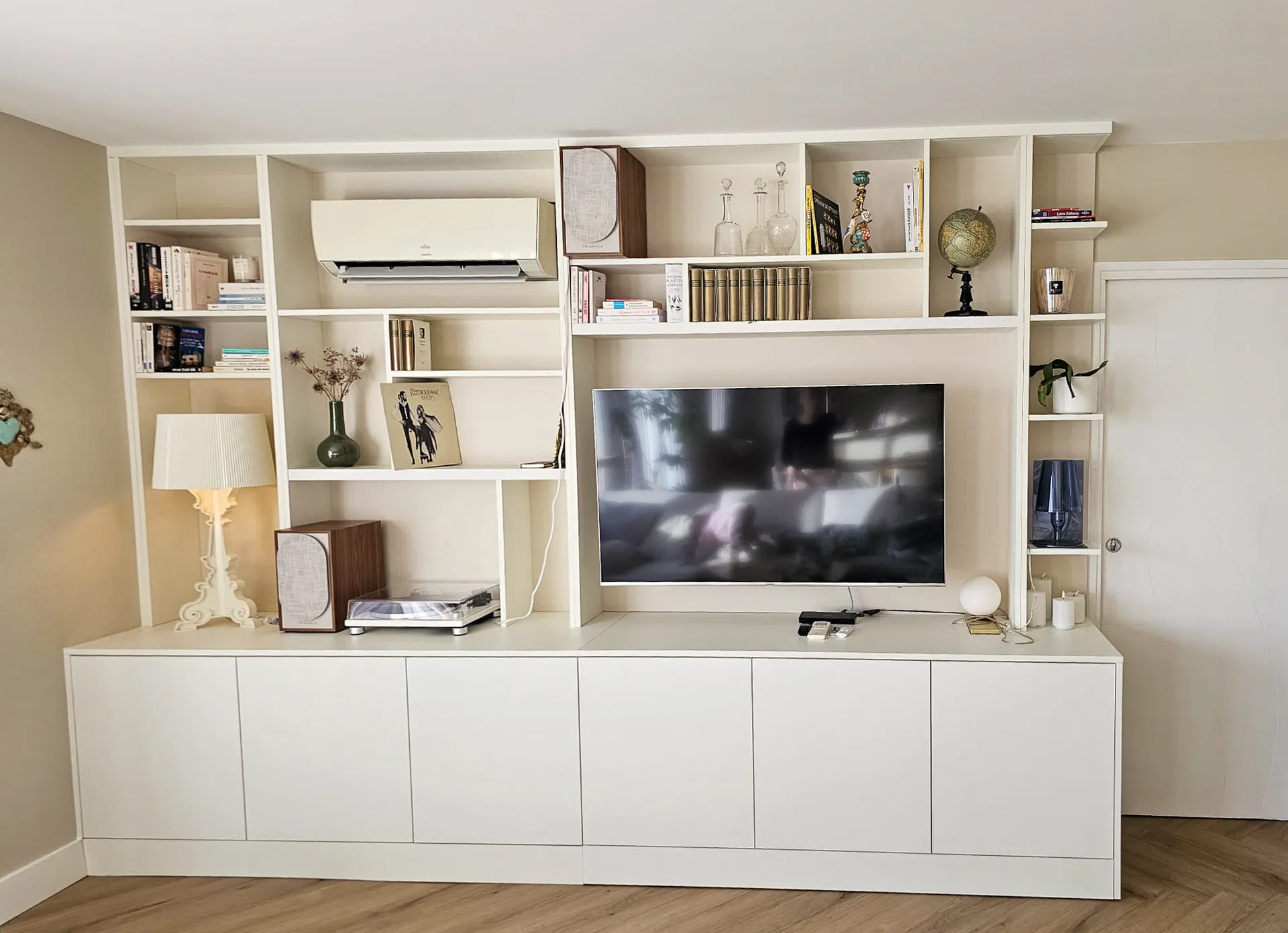 Agencement meuble TV sur mesure avec rangements intégrés et lignes épurées à Aubenas en Ardèche