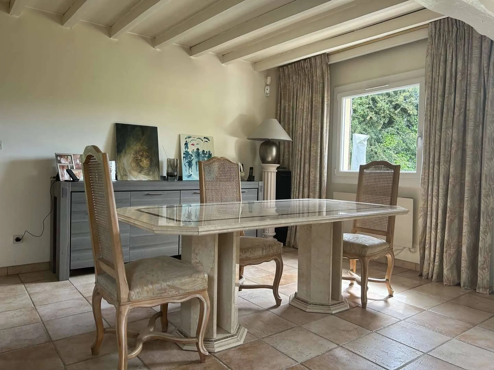 À vendre : Charmante longère de 220 m² au cœur de la Normandie, avec séjour spacieux et véranda lumineuse donnant sur un jardin magnifique. Idéal pour recevoir vos invités.
