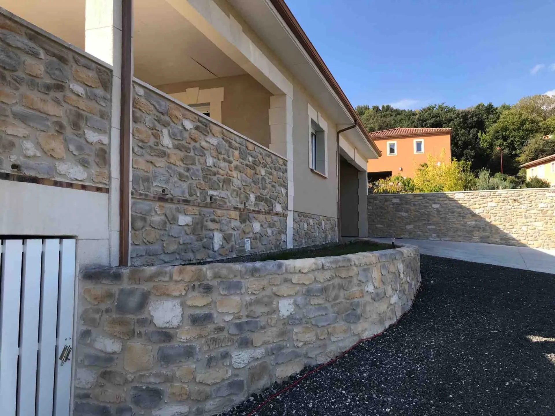 facade en pierre taillée  avec torchis gratté à l’ancienne à Prémian entre Saint-Pons-de-Thomières et Olargues dans les Hauts Cantons Heraultais