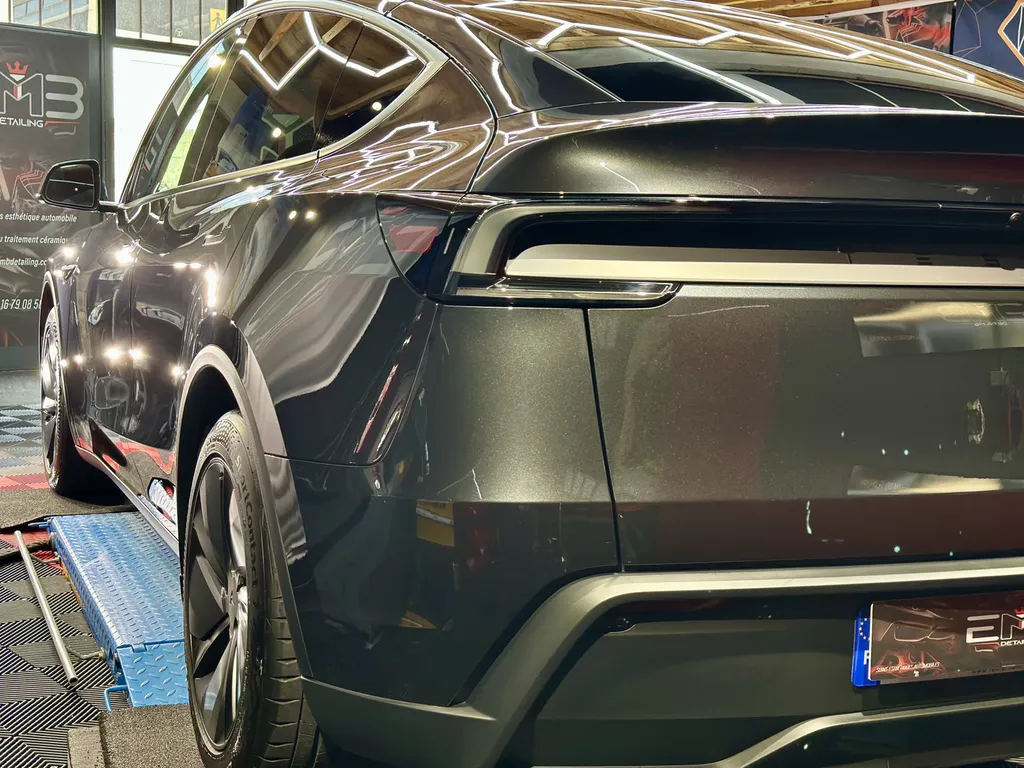 traitement céramique chez EMB DETAILING spécialiste Tesla sur Vaugneray 