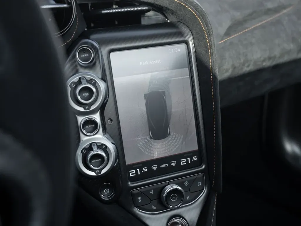 McLaren 765LT Spider console centrale écran tactile et commandes carbone