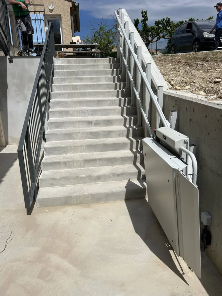 300 mm c'est la largeur de cette plateforme oblique Lehner delta une fois le plateau (motorisé) replié dans ERP près de Sisteron