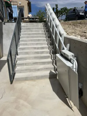 300 mm c'est la largeur de cette plateforme oblique Lehner delta une fois le plateau (motorisé) replié dans ERP près de Sisteron