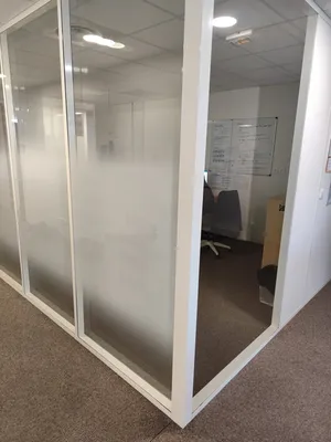 Vitrophanie décorative dégradée pour cloisons vitrées afin d’améliorer confidentialité et design intérieur dans des bureaux professionnels