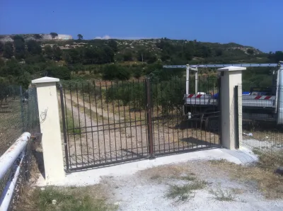 FABRICATION ET POSE PORTAIL DOUBLE BATTANTS  EN FER FORGE A CHATEAUNEUF LES MARTIGUES