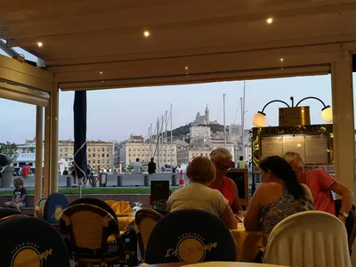 Menu groupe pour repas d’entreprise sur le Vieux-Port de Marseille, restaurant L’Hippocampe face au port